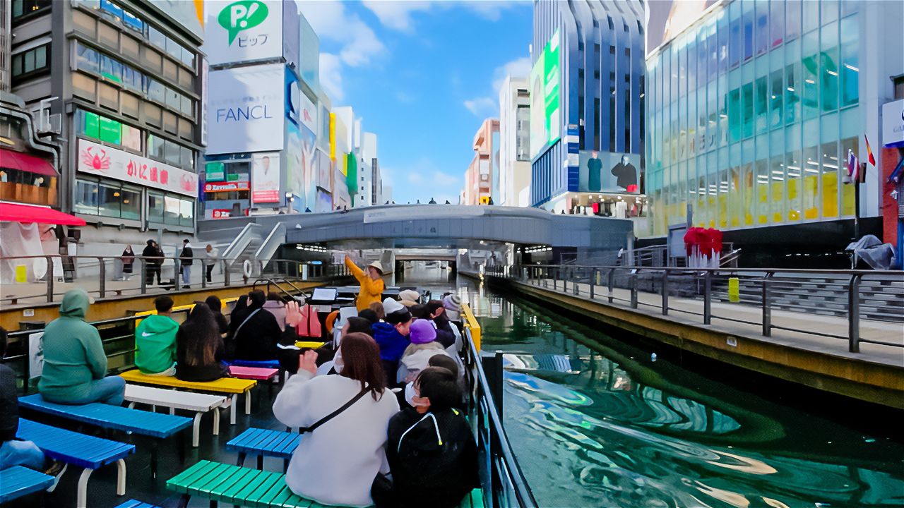 The Tonbori River Cruise offers views of the entertainment district from the water. (© Somese Naoto)