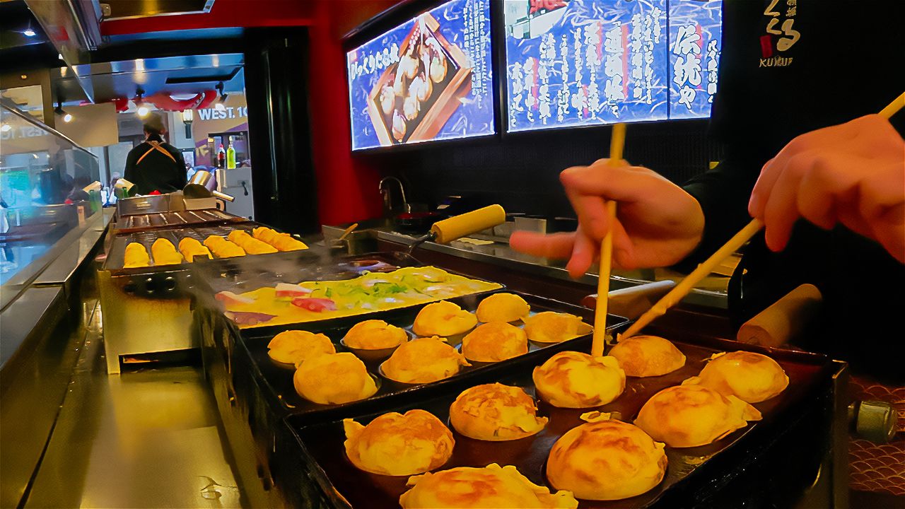 Takoya Dōtonbori Kukuru, a takoyaki shop with 40 years of history. (© Somese Naoto)