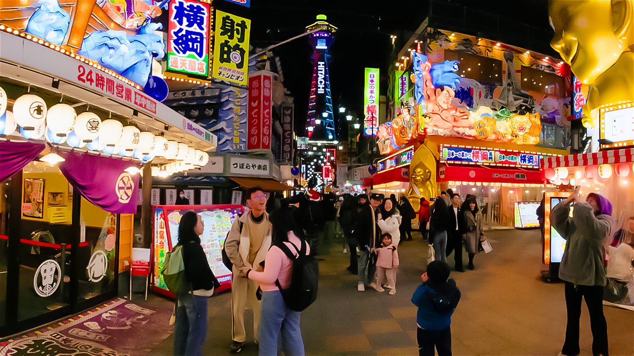 Shinsekai bustling with the lively atmosphere of a festival. (© Somese Naoto)
