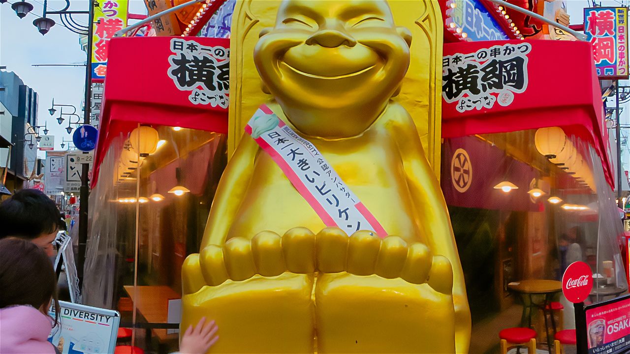 Billiken, a divine figure created by an American artist. Rubbing its feet is said to bring good luck. (© Somese Naoto)