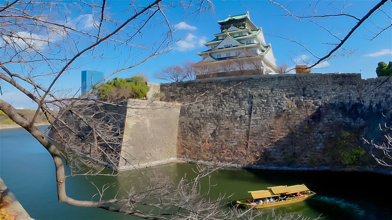 The tall stone walls surrounding Osaka Castle were built by the Tokugawa shogunate; a popular 20-minute boat tour circles the moat. (© Somese Naoto)