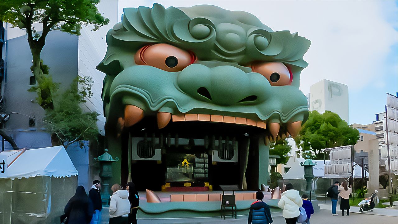Nanba Yasaka Shrine, famous for its giant lion head, is worshipped for warding off evil and bringing prosperity in business. (© Somese Naoto)