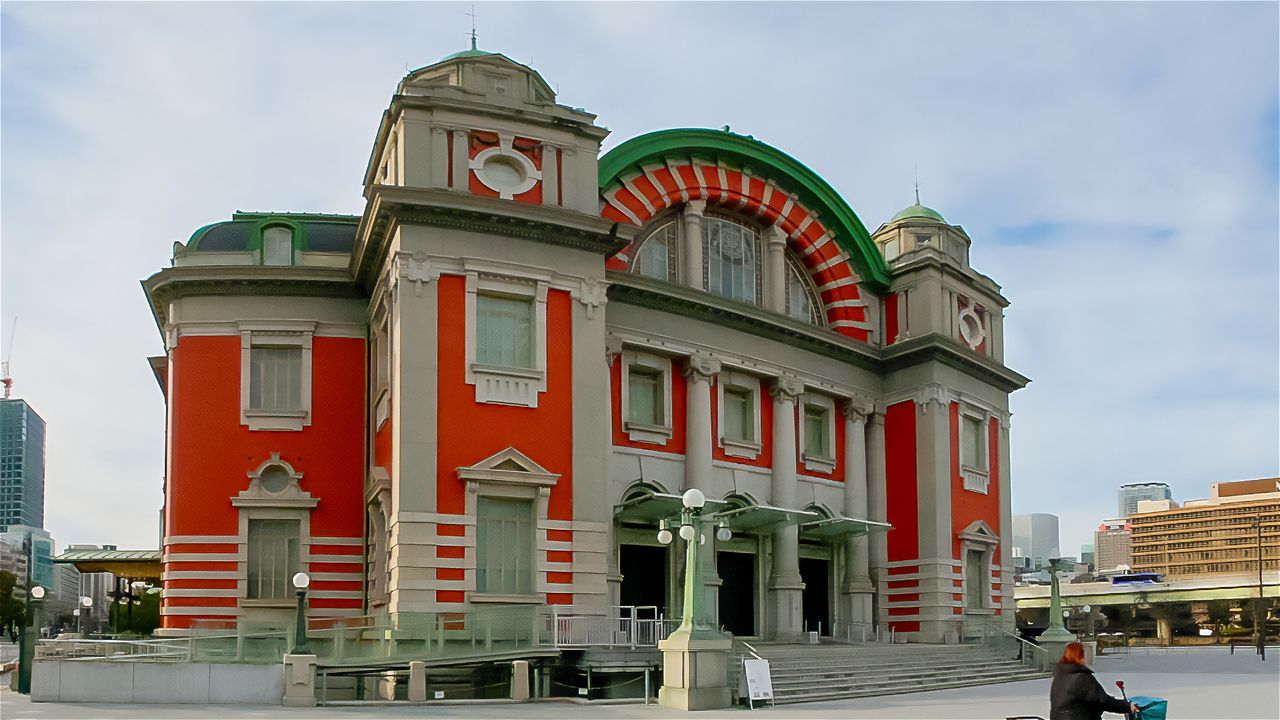 The Osaka City Central Public Hall on Nakanoshima is a nationally designated Important Cultural Property; many notable modern buildings remain throughout the city. (© Somese Naoto)