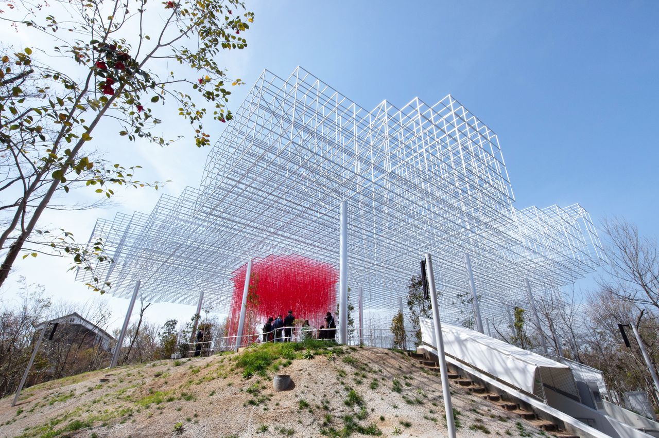 Exterior view of the pavilion. (© Nippon.com)