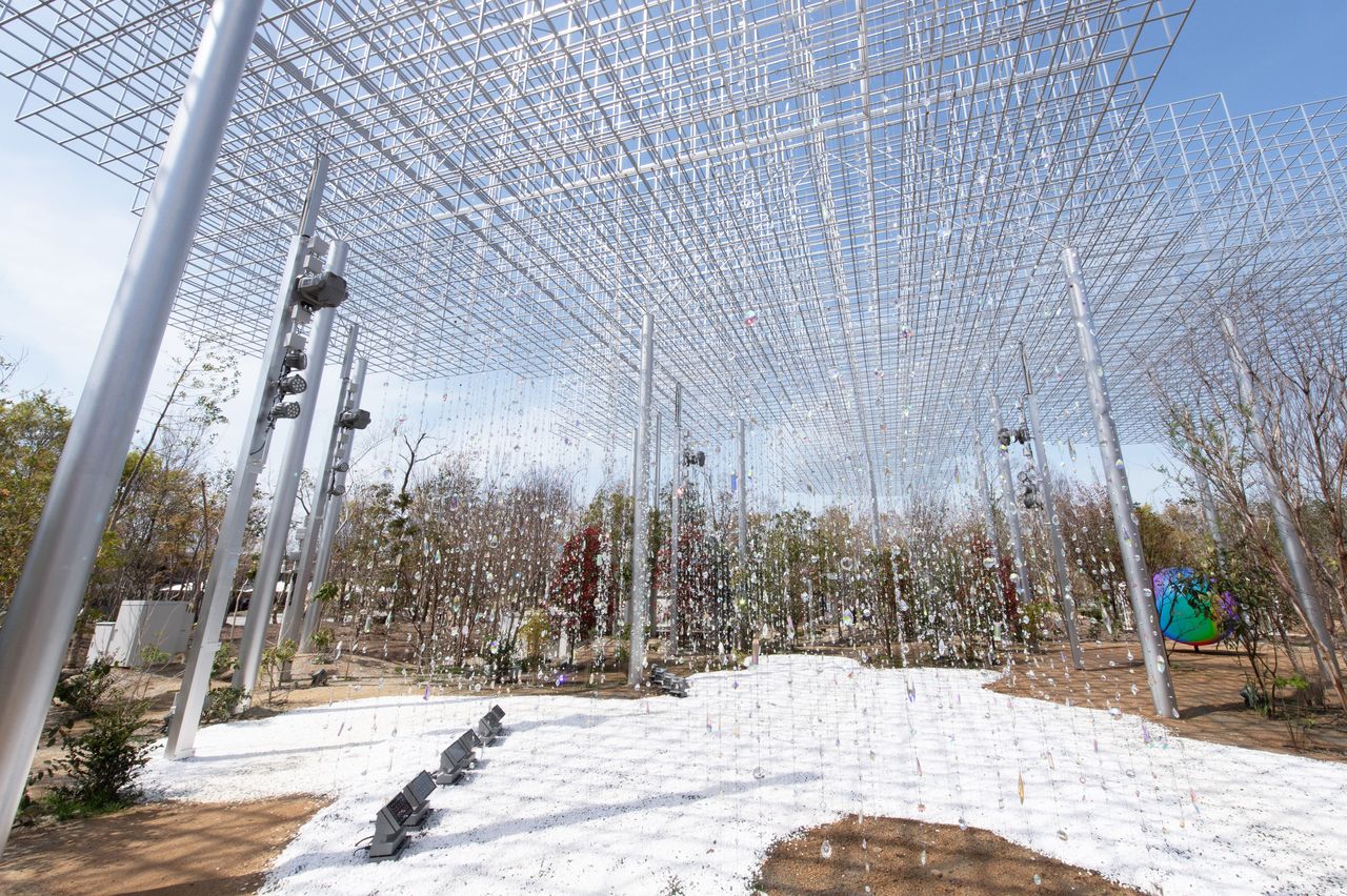 The open plan gives a sense of being in the middle of the forest. (© Nippon.com)