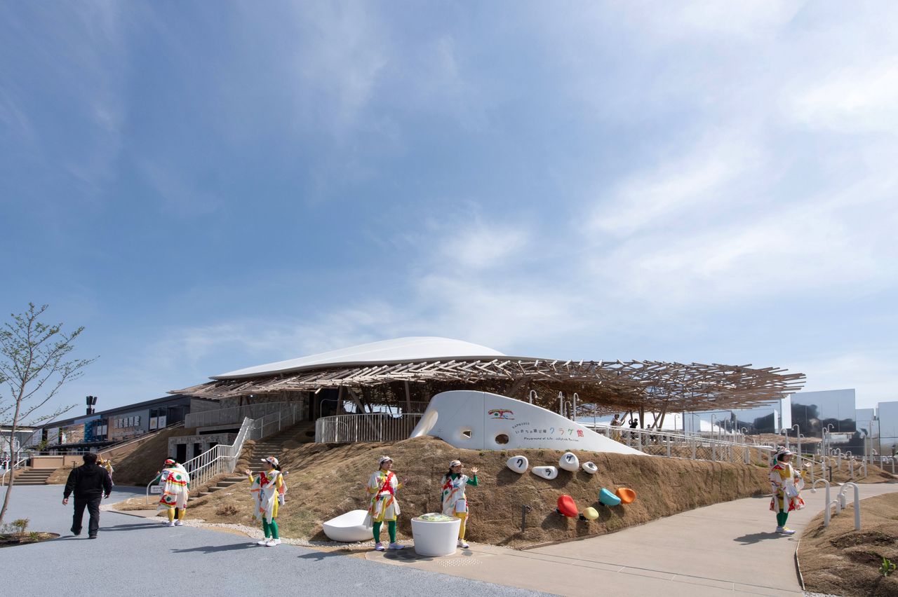 The pavilion exterior is inspired by jellyfish. (© Nippon.com)