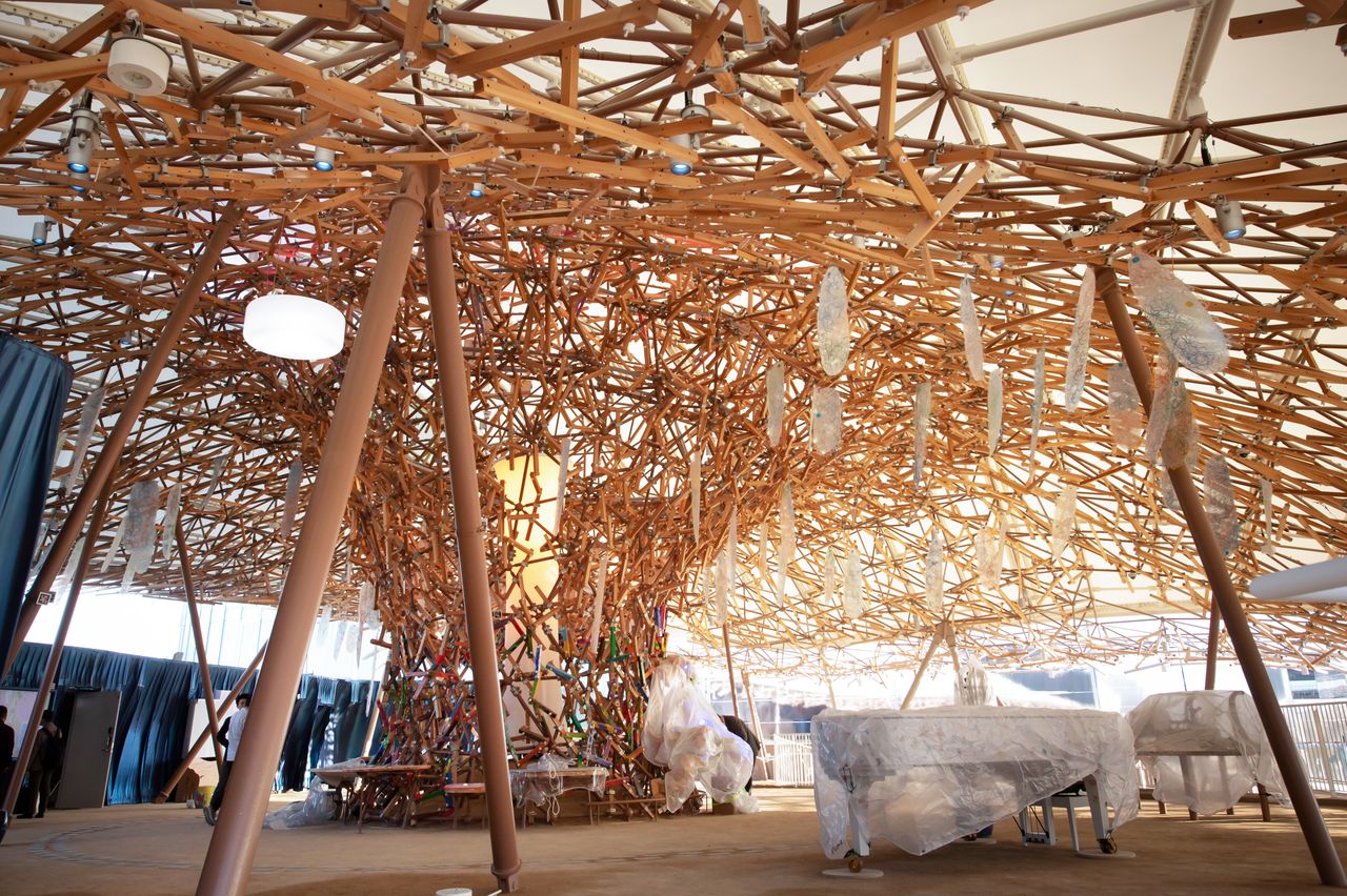 Wooden parts in the interior have been designed for easy reuse after the Expo closes. (© Nippon.com)