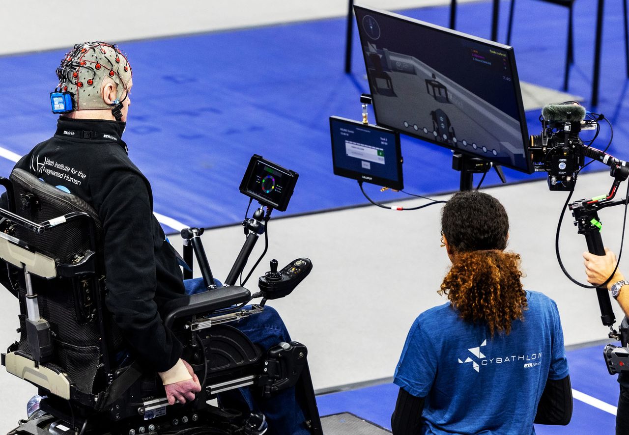 The BCI competition uses headgear to read brainwave signals. This, the third competition, was won by an American team using chips directly implanted in the pilot’s brain. (© Ochi Takao)