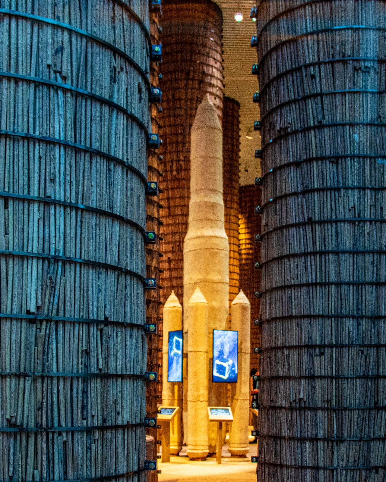 Date palms and space-age tech provide contrasting views. (© Nippon.com)