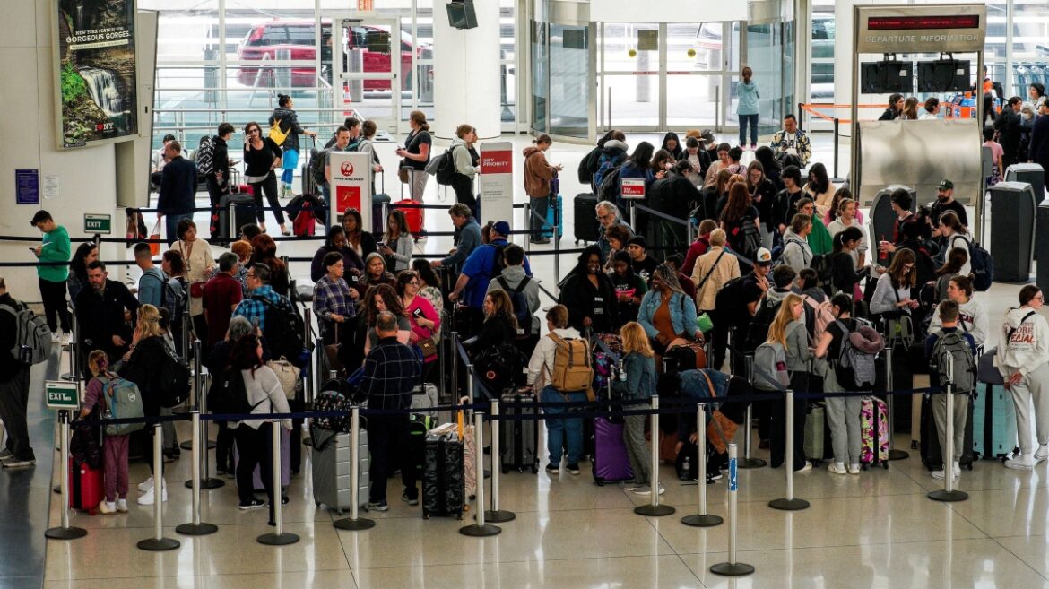 Economic turbulence shakes U.S. airlines as travel demand falters Economic turbulence shakes U.S. airlines as travel demand falters