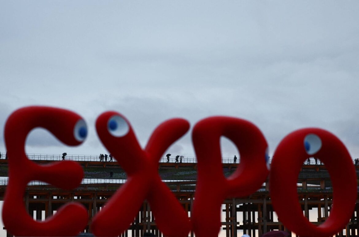 Digitalized Osaka Expo troubling elderly visitors Digitalized Osaka Expo troubling elderly visitors