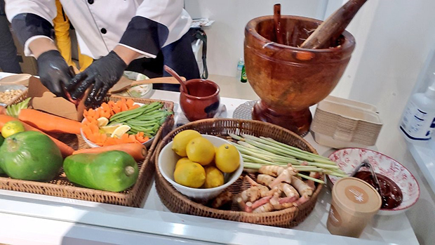 Somtam, a spicy papaya salad, is one of the Thai dishes highlighted at Thailand Pavilion. (Photo: @n_itsuki X account via THpavilion2025 X account)