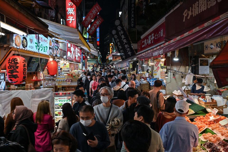 Crowd on busy Tokyo street.
