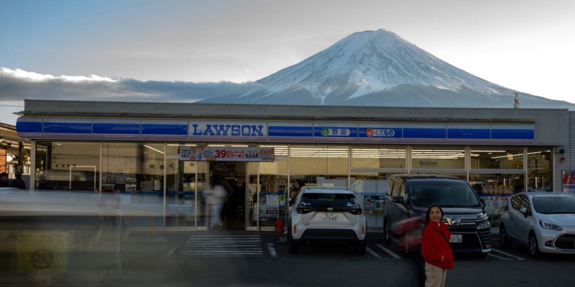 Japanese Town to Build Barrier to Stop Tourists Taking Mt. Fuji Photos Japanese Town to Build Barrier to Stop Tourists Taking Mt. Fuji Photos