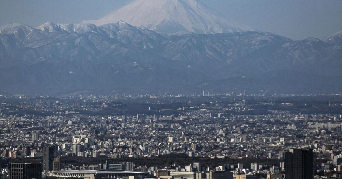 A man airlifted from Japan’s Mount Fuji returns to the slope days later and is rescued again | National News A man airlifted from Japan's Mount Fuji returns to the slope days later and is rescued again | National News