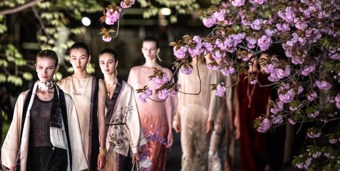 Dior hosts a spectacular nighttime show amidst the cherry blossoms in Kyoto Dior hosts a spectacular nighttime show amidst the cherry blossoms in Kyoto