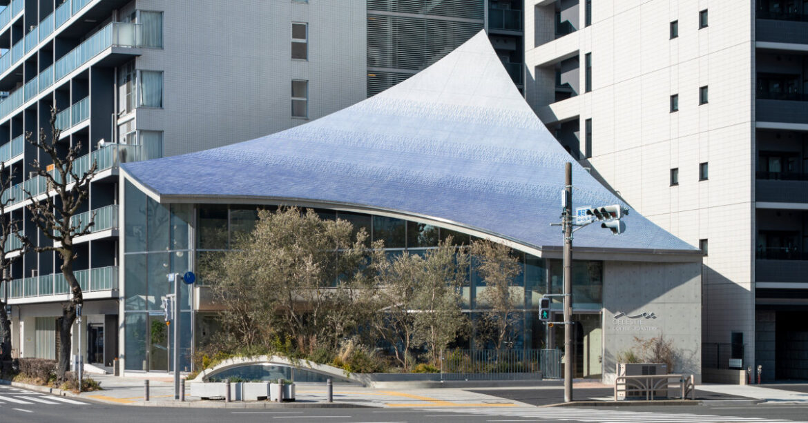 canopy of 28,000 tiles sweeps over yuko nagayama’s café in japan canopy of 28,000 tiles sweeps over yuko nagayama's café in japan