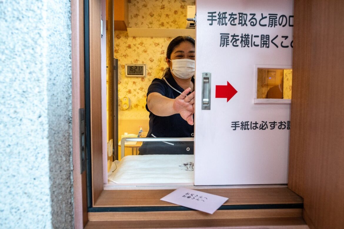 Tokyo hospital sets up baby hatch as last resort for struggling mothers Tokyo hospital sets up baby hatch as last resort for struggling mothers