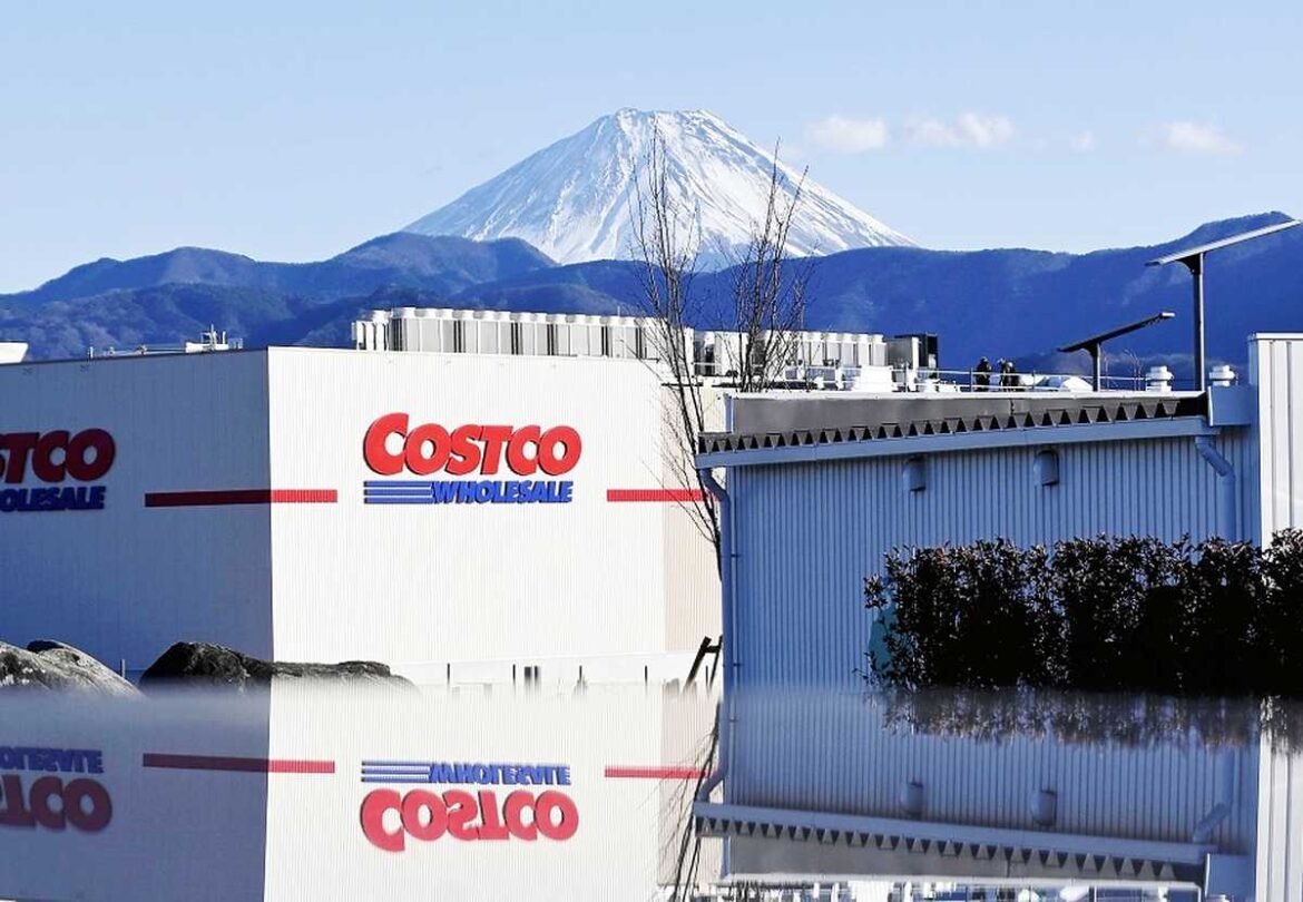 Costco in Yamanashi Pref. Attracts Visitors Before its Opening Due to View of Mt. Fuji Crowning Building Costco in Yamanashi Pref. Attracts Visitors Before its Opening Due to View of Mt. Fuji Crowning Building