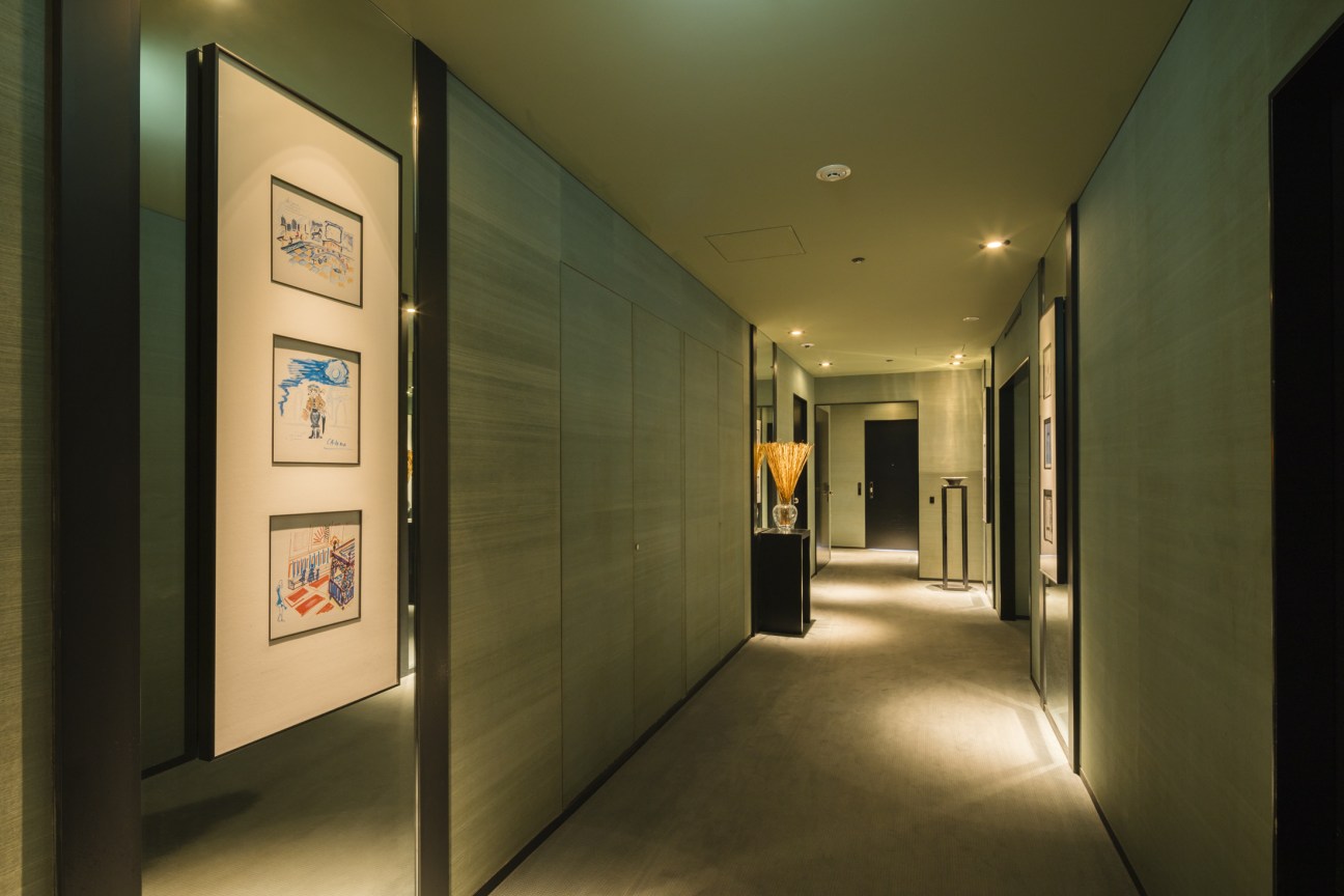 Handtufted carpets and textured fabric walls in the corridors