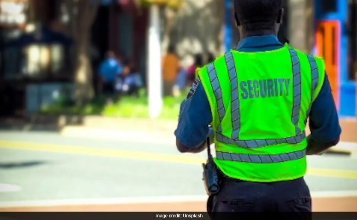 Japanese Man Demands Security Guard Kneel And Bow To Him, Sparks Outrage Online Japanese Man Demands Security Guard Kneel And Bow To Him, Sparks Outrage Online
