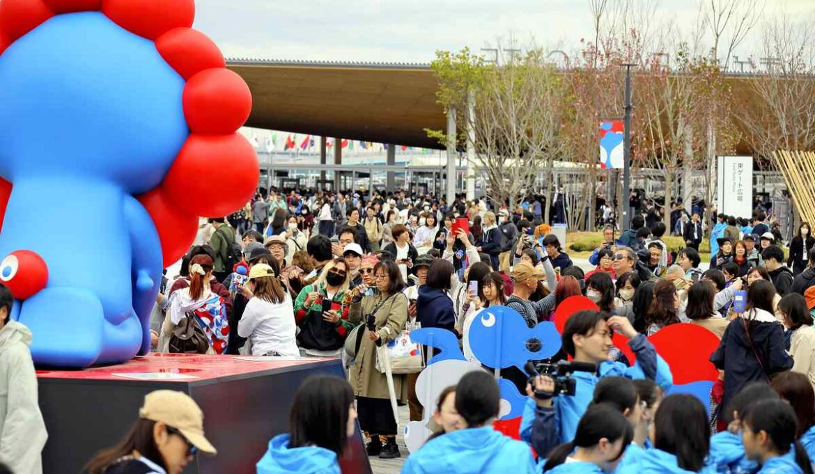 2025 Osaka-Kansai Expo Opens, Draws Crowds; Visitors Flock to Attractions