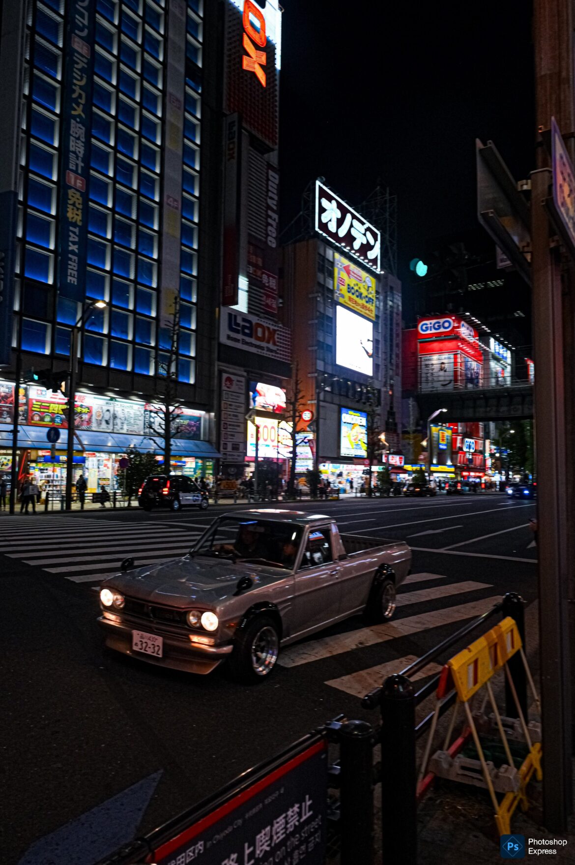 Cars of Akihabra, sunday night.