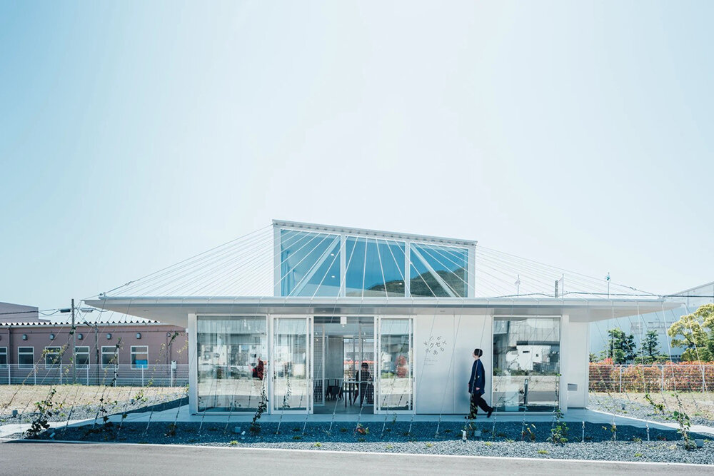 suspended wires envelop the maxell kuse ga aru studio in kyoto