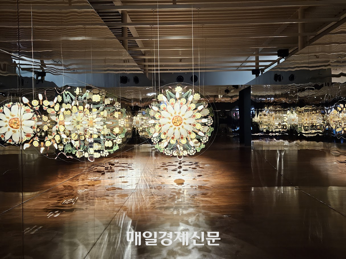 Sculptures related to kimchi ingredients installed on the second floor of the venue. [Tokyo correspondent Lee Seunghoon]