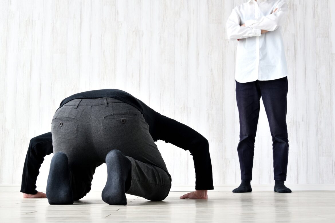 Osaka Expo Explains Why Security Guard Made Groveling Bow to Attendee Man doing a deep apology dogeza bow to another man