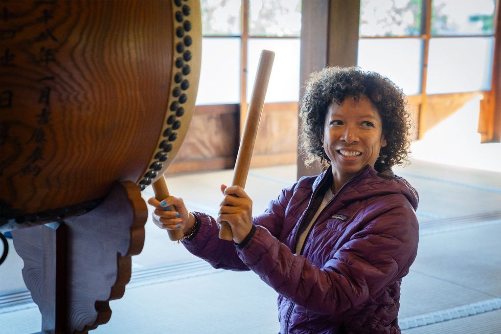 Learning to drum at Myokakuji Temple