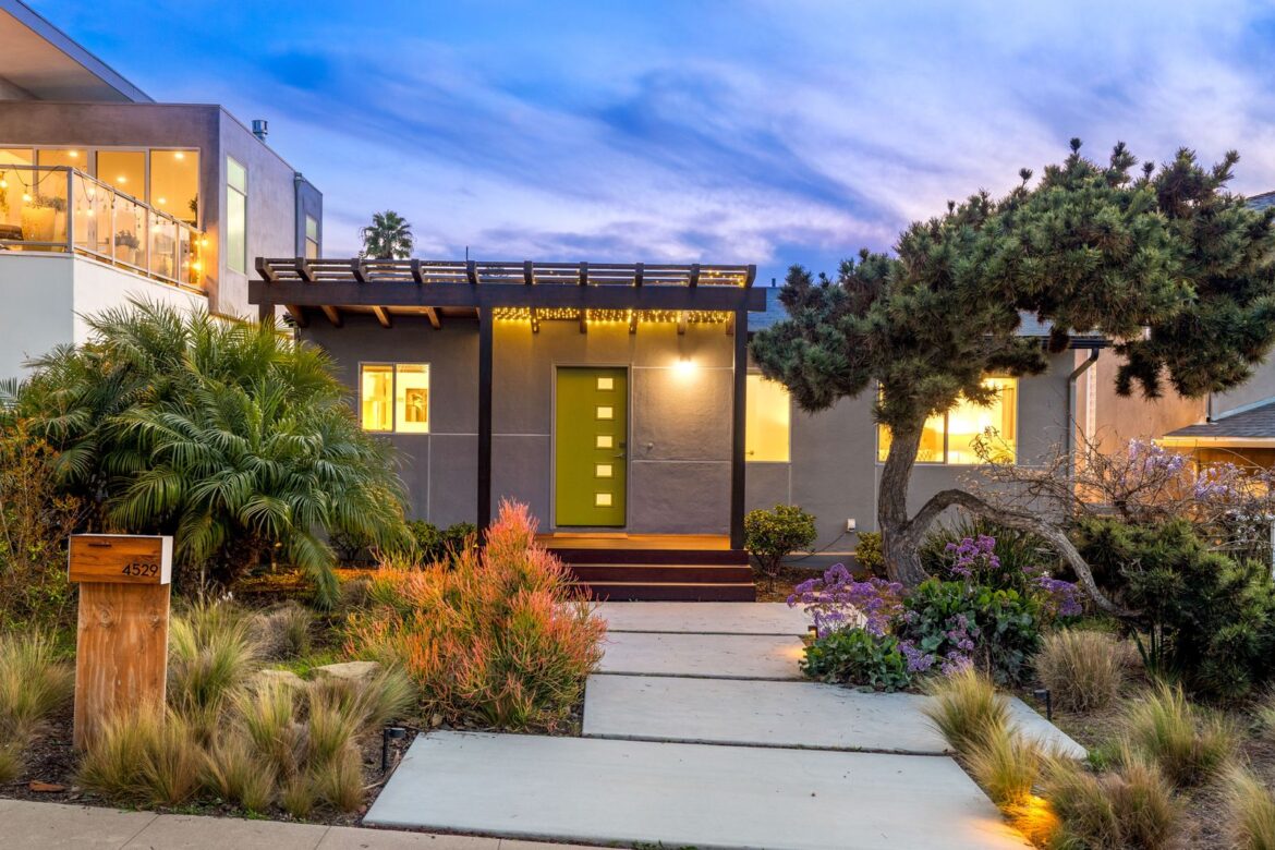 You Can Hear the Ocean From This $2.7M San Diego Midcentury