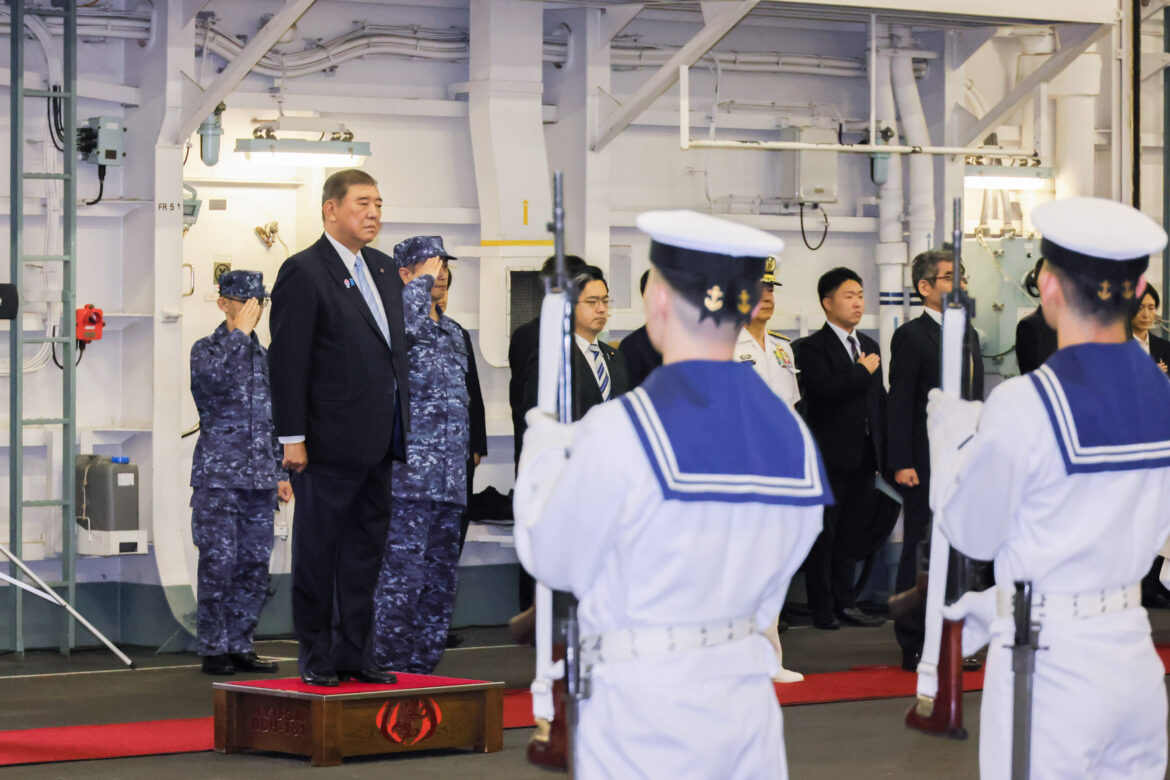 A Salute and guard of honor ceremony (1)