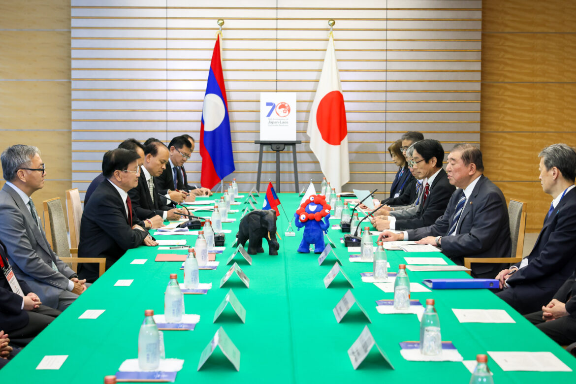 Japan-Laos Summit Meeting (Summary) (Diplomatic Relations) Japan-Laos Summit Meeting (Summary) (Diplomatic Relations)