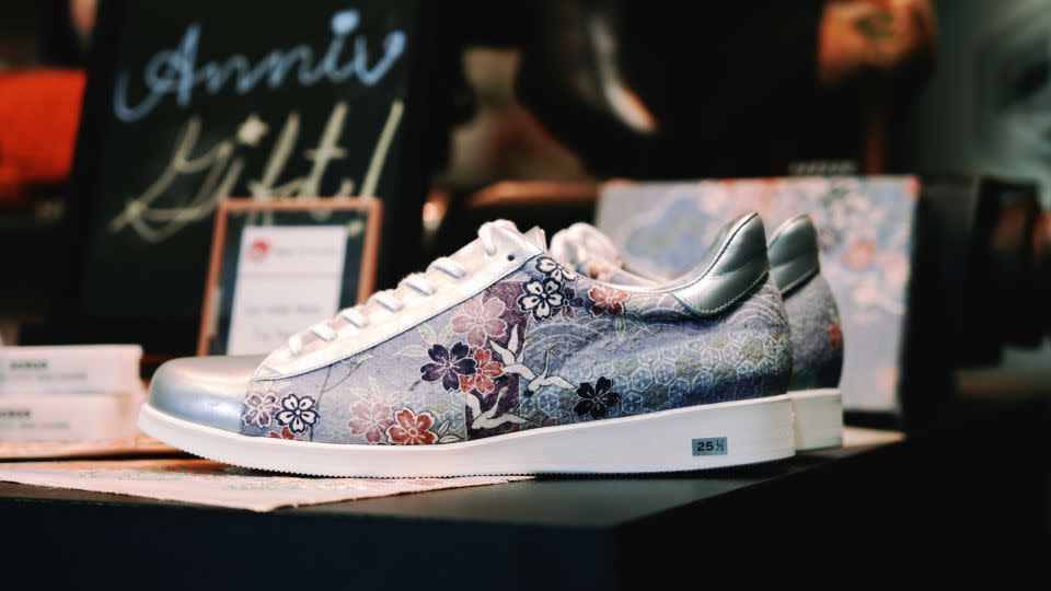 As the shoes are handmade using second-hand kimonos, every pair is unique. - Tokyo Kimono Shoes