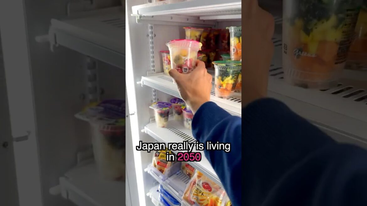 7 Eleven fruit smoothie in Japan 🍓🥭