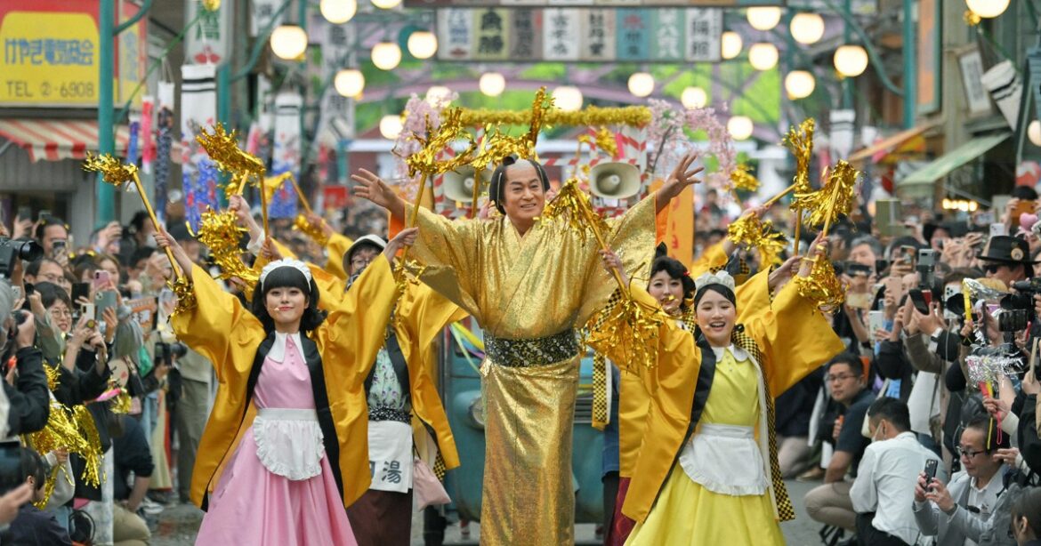 Entertainer Ken Matsudaira samba dances to celebrate Showa era at Tokyo-area amusement park