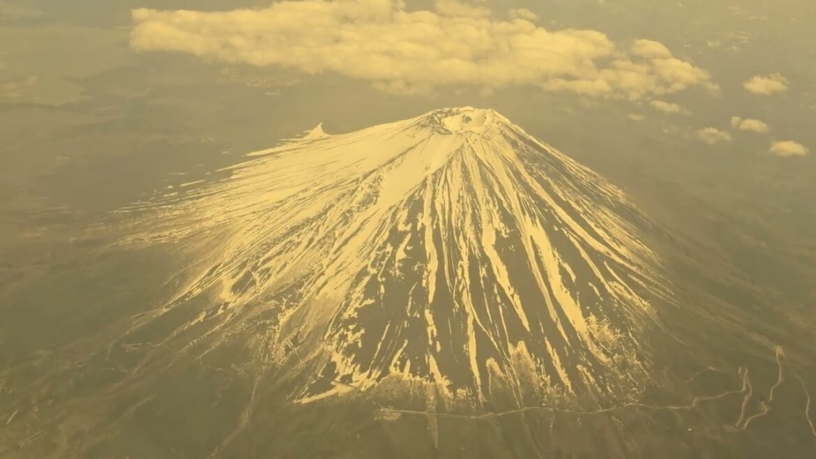 Clear video of Mount Fuji from Air!  Majestic view!