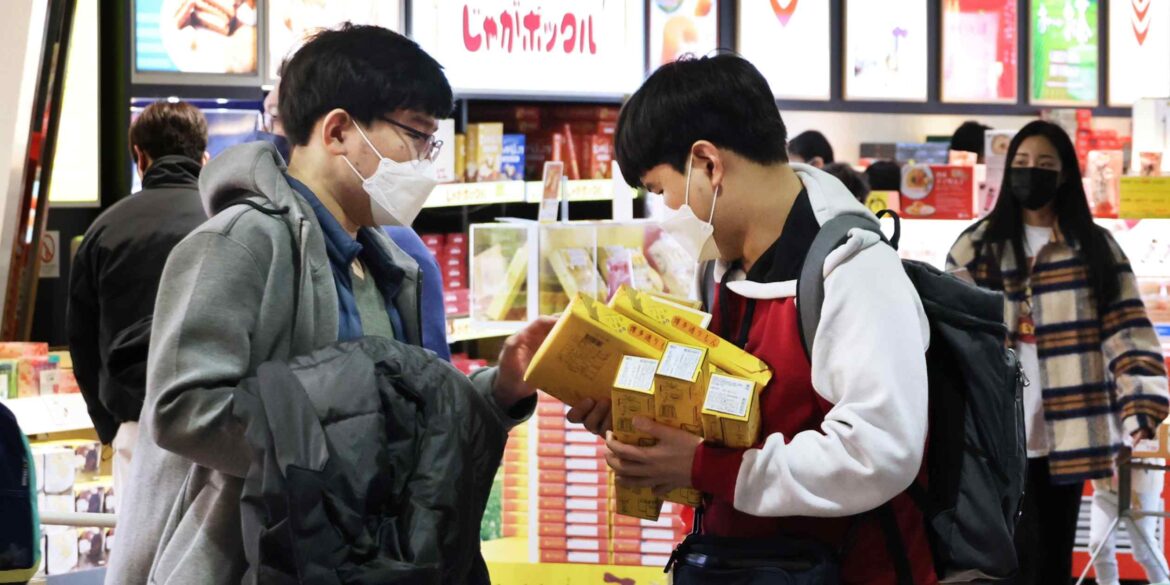 South Koreans head to Japan in record numbers, drawn by weak yen South Koreans head to Japan in record numbers, drawn by weak yen