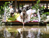 Aoi Matsuri festival's heroine Saio-Dai purifies herself by dipping her hands into the Mitarashi River at Kamigamo Jinja shrine in Kyoto's Kita Ward on May 4, 2025. (Mainichi/Tsutomu Koseki)