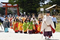 Aoi Matsuri festival's heroine Saio-Dai, dressed in a 12-layered kimono, and a procession of people in ceremonial attire head for a purification ritual at Kamigamo Jinja shrine in Kyoto's Kita Ward on May 4, 2025. (Mainichi/Tsutomu Koseki)