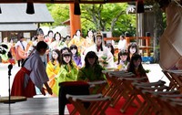 Aoi Matsuri festival's heroine Saio-Dai, dressed in a 12-layered kimono, attends a purification ritual at Kamigamo Jinja shrine in Kyoto's Kita Ward on May 4, 2025. (Mainichi/Tsutomu Koseki)