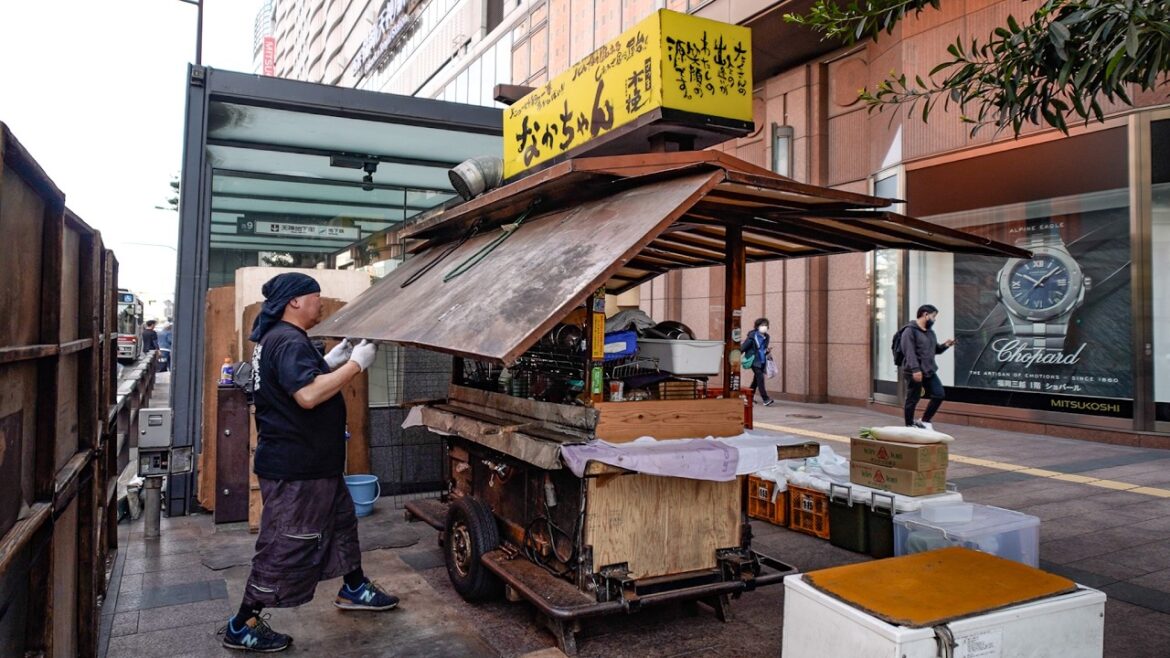 福岡・博多 豊富で多彩な鉄板料理と品数No1の屋台メニュー!開店と同時に満席の並んでも食べたい人気屋台 Japanese Yatai Fukuoka Street food stall vendors 福岡・博多 豊富で多彩な鉄板料理と品数No1の屋台メニュー!開店と同時に満席の並んでも食べたい人気屋台 Japanese Yatai Fukuoka Street food stall vendors