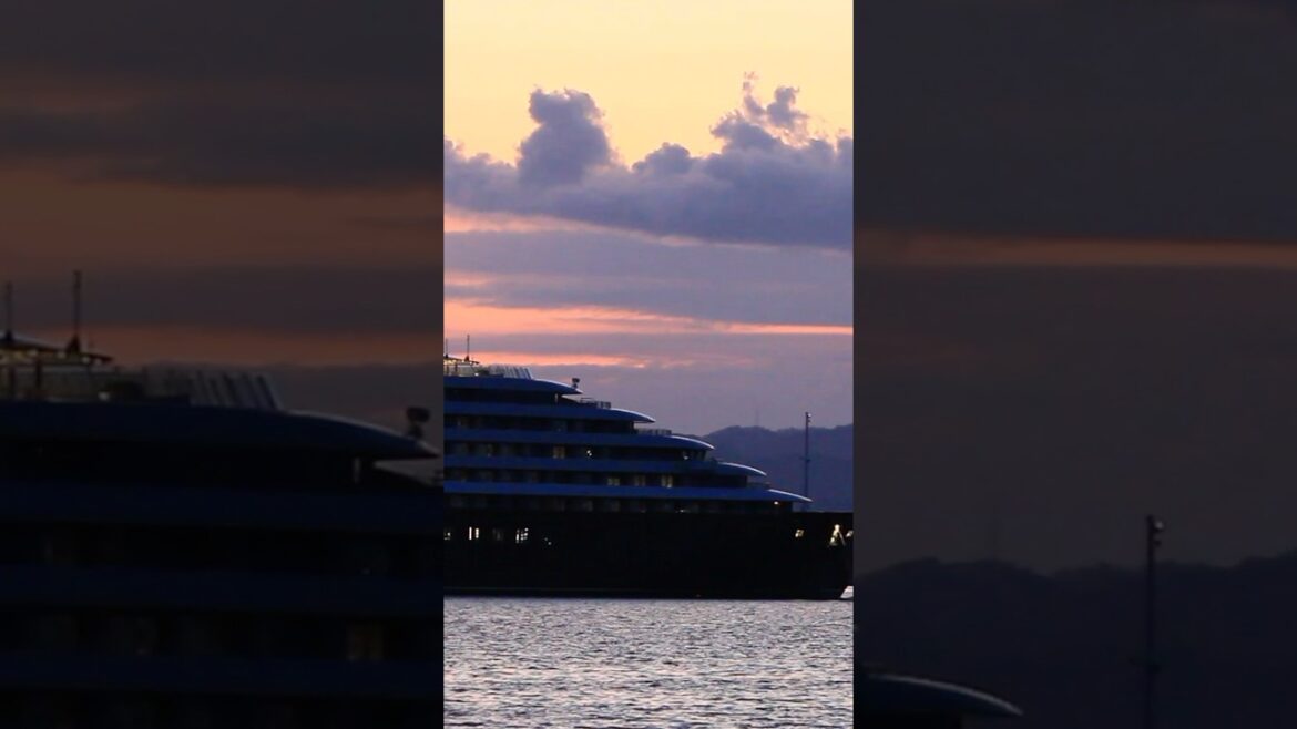 函館若松埠頭　シーニック・エクリプスⅡ出港