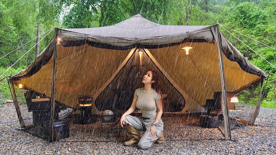 ☔ AWESOME CAMPING THE TARP TURNS INTO A BARRACKS TENT ON A HEAVEY RAIN