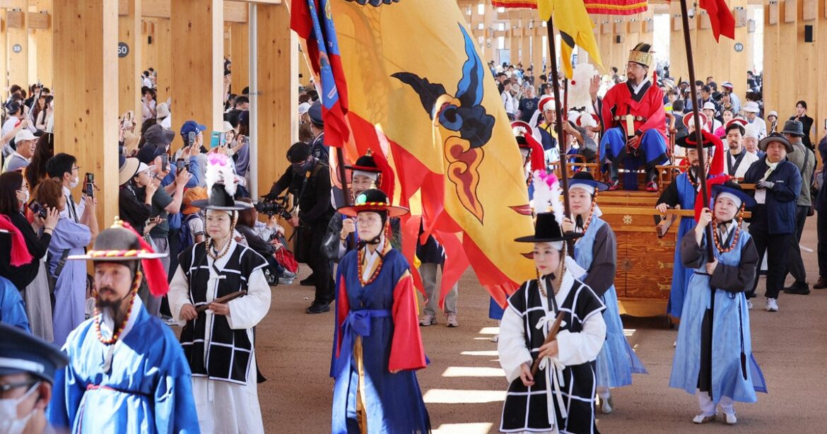 Event for S. Korea held at Osaka Expo featuring parade reenacting old diplomatic mission Event for S. Korea held at Osaka Expo featuring parade reenacting old diplomatic mission