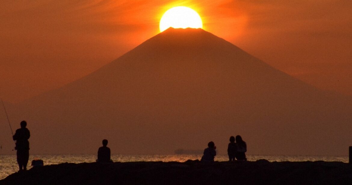 Japan Photo Journal: Visitors in awe as 'Diamond Fuji' seen across sea from Chiba Pref.
