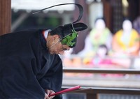 A deputy of the Emperor's envoy carries out the 