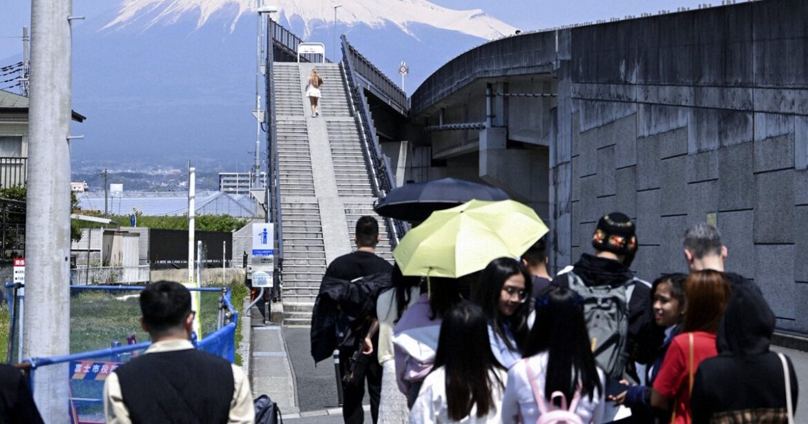 Local reaction to Mount Fuji photo hunters causing major regrets