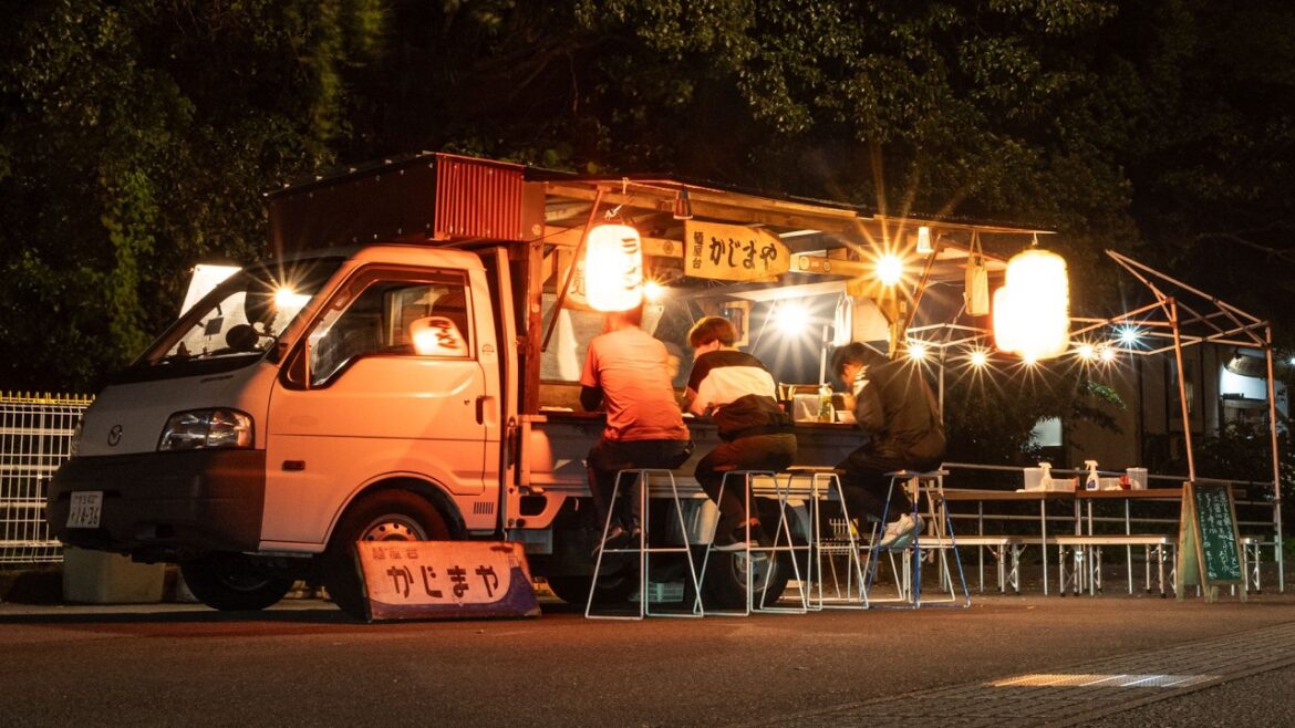 沖縄移住期間に「自分好みのラーメンを作る」と決意!孤高のワンオペラーメン職人の日替ラーメンを求め行列のできるラーメン屋台!Japan Food track Ramen food stall Yatai 沖縄移住期間に「自分好みのラーメンを作る」と決意!孤高のワンオペラーメン職人の日替ラーメンを求め行列のできるラーメン屋台!Japan Food track Ramen food stall Yatai